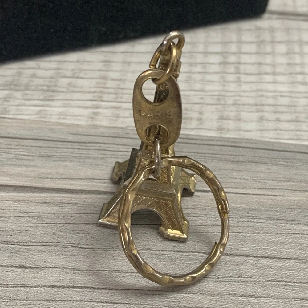 Vintage Gold Tone Eiffel Tower Paris Souvenir Keychain Bag Charm 5134